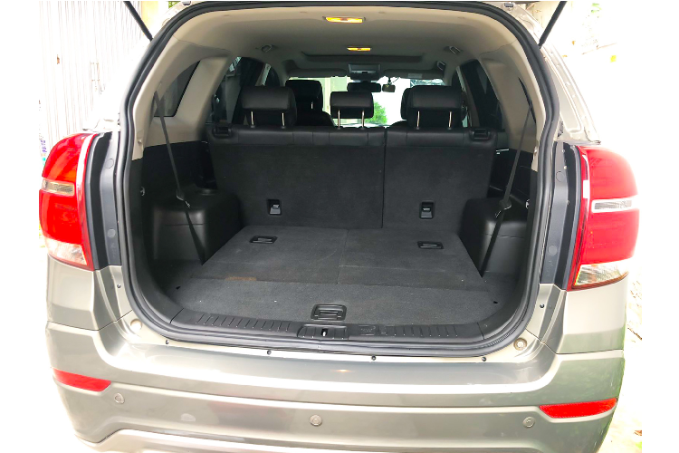 Captiva Revv đi kèm với nhiều trang bị như: phanh (ABS), phân phối lực phanh điện tử (EBD), hỗ trợ phanh khẩn cấp (BA), hệ thống cân bằng điện tử (ESP), ga tự động (cruise control), khởi hành ngang dốc (HSA), camera lùi và 6 túi khí.