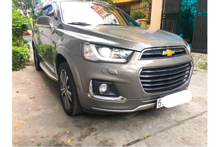 Hiện tại, nếu không thích những chiếc Chevrolet Captiva đời 2007 – 2008 có giá khoảng 250 triệu đồng vì đời quá sâu, người mua có thể chọn đời 2018 mới mẽ và nhiều trang bị hơn. Đơn cử, chiếc Chevrolet Captiva Revv đời 2018, đăng ký 2018 này mới lăn bánh 28.000km đang được chào bán với giá 645 triệu đồng. Ngang tầm giá các mẫu xe CUV hạng B mới trên thị trường, đồng thời rẻ hơn nhiều so với lựa chọn “đập hộp” một chiếc CUV hạng C mới như Hyundai Tucson.
