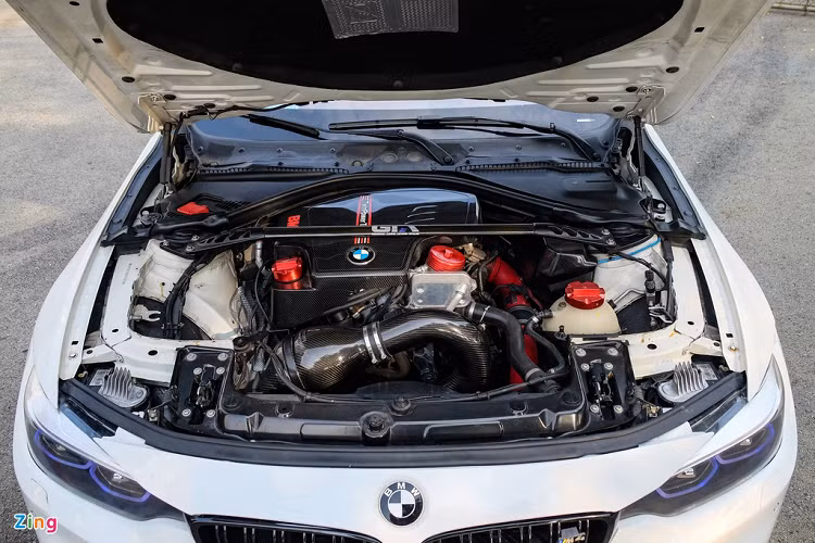 Thông thường, các tín đồ ôtô thường mở nắp ca-pô lên để phân biệt những chiếc M Series với BMW tiêu chuẩn. Tuy nhiên, bản độ này được hoàn thiện đến mức phần ốp động cơ cũng làm từ carbon và có thêm thanh giằng.