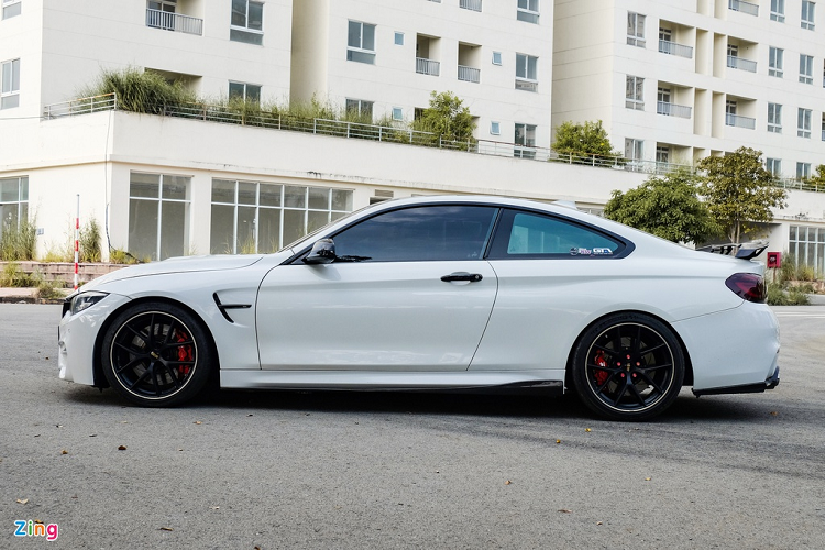 Một chủ xe tại TP.HCM đã biến chiếc BMW 428i của mình thành mẫu xe hiệu năng cao M4 với gói độ từ trong ra ngoài. Nếu không biết lai lịch của xe, khó có ai nhận ra đây là chiếc 4-Series tiêu chuẩn.