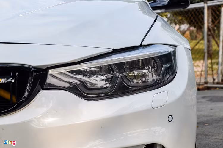 Ở phía trước, đầu xe được làm mới với bộ cản của M4 cùng lưới tản nhiệt phía dưới dạng tổ ong. Hệ thống đèn chiếu sáng được nâng cấp lên loại LED thích ứng của M4.