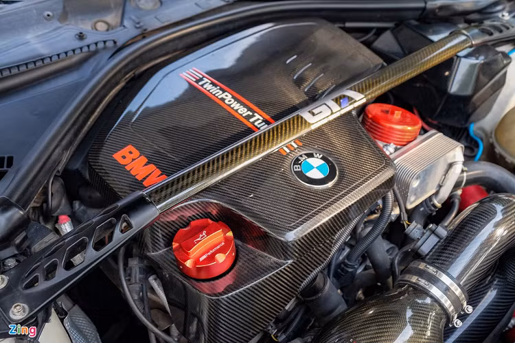 Nguyên bản, BMW 428i sử dụng động cơ tăng áp 4 xy-lanh 2.0L, sản sinh công suất 245 mã lực. Chiếc xe trong bài đã được thay lọc gió, ống dẫn khí nạp, két nước giải nhiệt lớn hơn. Bên cạnh đó, xe được tinh chỉnh ECU và hộp số. Nhờ những thay đổi này, công suất của chiếc 428i tăng thêm 100 mã lực, đạt mức 345 mã lực. 