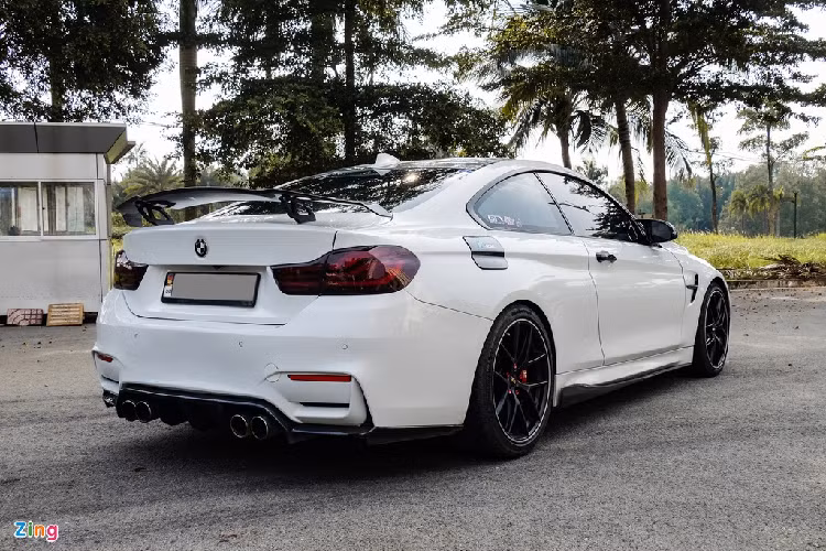 Nguyên bản, đây là chiếc BMW 428i bản Coupe. Là mẫu xe 2 cửa, 428i có sẵn ngoại hình thể thao, năng động. Do đó, kiểu dáng của 428i và M4 không có quá nhiều khác biệt. Để nâng cấp thành M4, chủ xe chỉ lắp bộ bodykit chính hãng vào 428i. Do là hàng chính hãng, bộ bodykit này có độ hoàn thiện cao, giúp xe trông giống M4 hơn. 