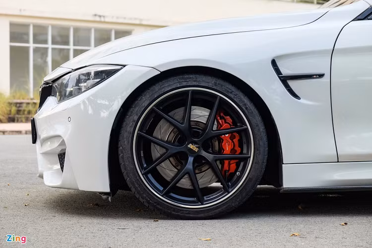 Xe được trang bị bộ mâm 5 chấu kép kích thước 19 inch đến từ BBS. Ở bên trong, xe sử dụng hệ thống phanh gồm đĩa phanh và kẹp phanh của AP Racing. Combo mâm và phanh của bản độ này đã có giá hơn 300 triệu đồng. 