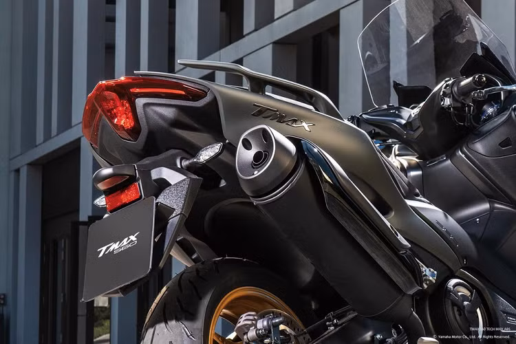 Bộ đèn xi nhan trước của mẫu xe ga Yamaha TMax 560 có vẻ như nhỏ gọn hơn và sử dụng công nghệ bóng LED thay vì đèn xinhan lớn và bóng halogen ở thế hệ cũ. Đèn pha của TMax 560 vẫn có tạo hình cũ nhưng được trang bị đến 4 bóng LED giúp tăng hiệu năng chiếu sáng.