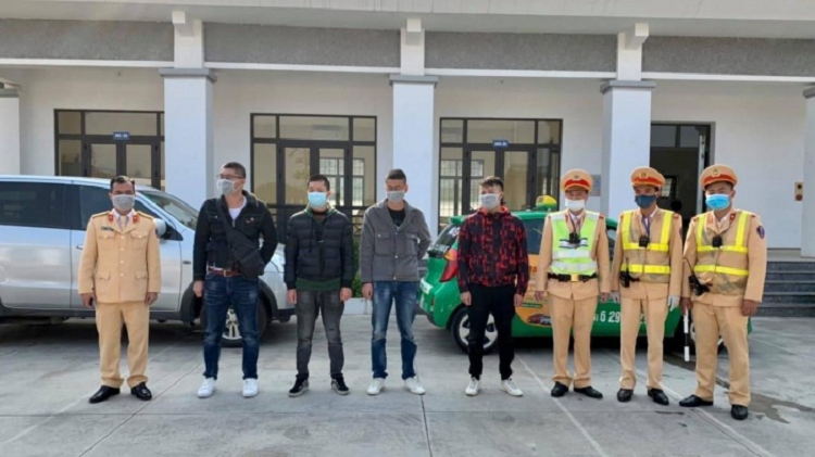 CSGT phat hien xe taxi cho 4 nguoi Trung Quoc nhap canh trai phep