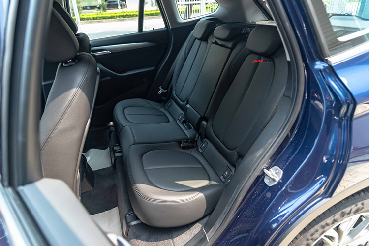 Đối với không gian nội thất và các tính năng an toàn, BMW X1 sDrive18i xLine được trang bị đèn viền nội thất, ghế bọc da Sensatec, ốp viền crome, màn hình giải trí kích thước 6,5 inch, điều hoà tự động, ABS, EDB, cảm biến truớc/sau, gương chiếu hậu chống chói, hệ thống hỗ trợ đỗ xe tự động, hệ thống hỗ trợ lực khi xe vào cua, camera lùi...