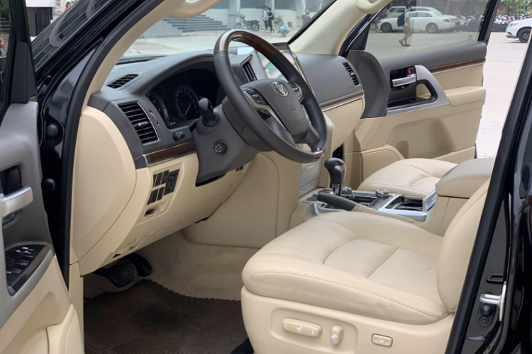 Khi áp dụng thuế tiêu thụ đặc biệt mới sau 1/7 năm 2016, giá xe Toyota Land Cruiser 4.6 VX đời 2015 đã tăng từ 2,825 tỷ đồng lên 3,7 tỷ đồng.