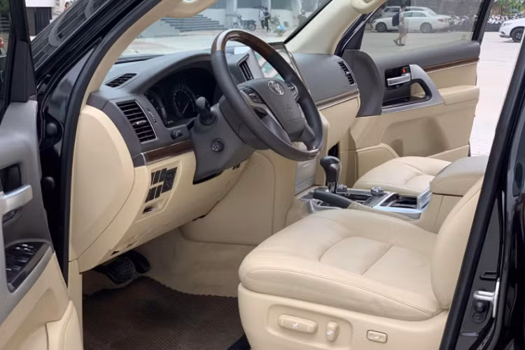 Khi áp dụng thuế tiêu thụ đặc biệt mới sau 1/7 năm 2016, giá xe Toyota Land Cruiser 4.6 VX đời 2015 đã tăng từ 2,825 tỷ đồng lên 3,7 tỷ đồng.