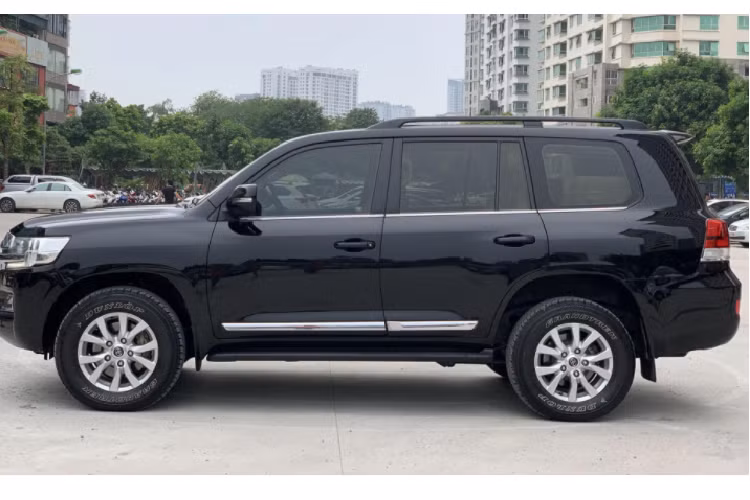Hai hàng ghế trước của Land Cruiser 2015 đều có tính năng sưởi ghế. Trang bị hệ thống điều hòa tự động 4 vùng độc lập hiện đại với cửa gió cho tất cả các vị trí ghế, hộp làm mát. Vô lăng 4 chấu, đồng hồ analog tích hợp màn hình hiển thị đa thông tin (áp suất lốp và cả chế độ ECO). Hệ thống âm thanh giải trí (Tiêu chuẩn) gồm CD 1 đĩa, 6 loa…