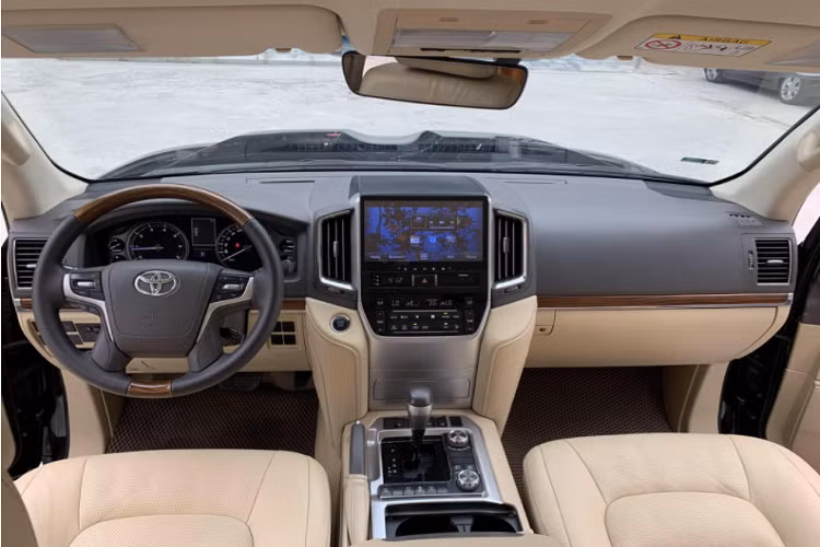 Cũng tại thời điểm năm 2015, giá xe ôtô chưa áp dụng mức thuế Tiêu thụ đặc biệt mới được áp dụng từ 1/7/2016. Tăng thuế TTĐB theo dung tích động cơ, theo đó xe có dung tích từ 3.0 – 4.0L như chiếc Land Cruiser này (máy 4.6L) sẽ tăng từ 60% lên mức 90%, trong khi xe có động cơ từ 5.0 – 6.0L là 130% và 150% đối với xe có dung tích trên 6.0L.