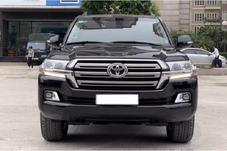 Toàn bộ cụm đèn pha và đèn sương mù của Land Cruiser 2015 đều sử dụng hệ thống đèn LED thay thế cho đèn HID và halogen ở phiên bản trước. Đơn cử Toyota Land Cruiser đời 2015 nhập khẩu chính hãng, lăn bánh được 5 năm đang được chào bán với giá 2,98 tỷ đồng. Đáng chú ý, tại thời điểm năm 2015 giá xe Toyota Land Cruiser phiên bản “VX” này được phân phối chính hãng với giá 2,825 tỷ đồng.