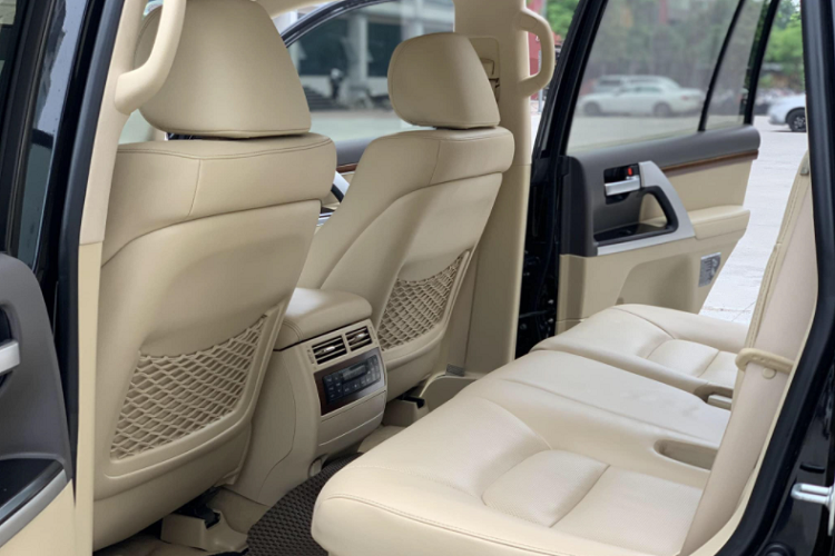 Hiện tại, giá bán trên thị trường xe cũ của Land Cruiser đời 2015 bản V8 4.6L giao động trong khoảng từ 2,3 – 2,9 tỷ đồng. Bên cạnh đó phiên bản máy máy xăng 5.7L có giá từ 3,9 đến hơn 4 tỷ đồng. Dẫu vậy, lựa chọn mua Land Cruiser đời 2015 giá 2,9 tỷ đồng này vẫn rẻ hơn lựa chọn “đập hộp” Toyota Land Cruiser 2020 đang có giá phân phối chính hãng 4,030 tỷ đồng.