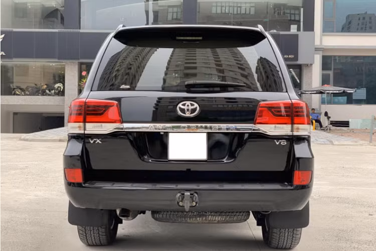 Phiên bản VX này đi kèm với các món “đồ chơi” như hệ thống tự động chỉnh vận tốc hỗ trợ xe vượt địa hình khi sa lầy cát (nhẹ) - Crawl Control, 5 chế độ lái Multi-terrain select. Hệ thống an toàn trên Land Cruiser 2015 đầy ấp như: Phanh (ABS/BA/EBD), cân bằng điện tử (VSC), kiểm soát lực kéo (A-TRC), khởi hành ngang dốc (HAC) và hệ thống 10 túi khí…