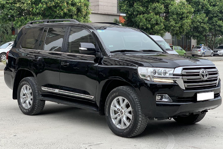 Nội thất Land Cruiser đời 2015 thiết kế sang trọng với nhiều tiện nghi hiện đại. Toàn bộ ghế ngồi được bọc da cao cấp và ốp gỗ trang trí. Hàng ghế trước ghế lái chỉnh điện 10 hướng và 8 hướng cho ghế phụ, cùng tính năng nhớ 3 vị trí.