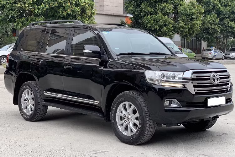 Nội thất Land Cruiser đời 2015 thiết kế sang trọng với nhiều tiện nghi hiện đại. Toàn bộ ghế ngồi được bọc da cao cấp và ốp gỗ trang trí. Hàng ghế trước ghế lái chỉnh điện 10 hướng và 8 hướng cho ghế phụ, cùng tính năng nhớ 3 vị trí.