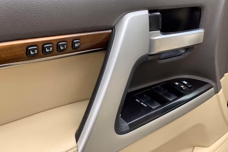 Toyota Land Cruiser đời 2015 bản VX này sử dụng động cơ xăng V8 dung tích 4.6L hút khí tự nhiên, VVT-i kép sản sinh công suất tối đa 304 mã lực và mô-men xoắn cực đại 439 Nm. Sức mạnh được truyền xuống bốn bánh (toàn thời gian 4WD) có khoá vi sai trung tâm chống trượt (Torsen), thông qua hộp số tự động 6 cấp (6AT).