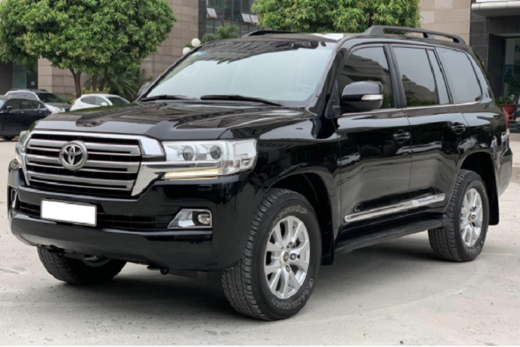 Từ trước đến nay, cái tên Toyota Land Cruiser luôn được xem là dòng xe bán chạy hàng đầu trong phân khúc SUV full size thương hiệu phổ thông. Land Cruiser được nhiều khách hàng Việt có điều kiện kinh tế khá giả nhưng không thích phô trương lựa chọn bởi vận hành bền bỉ, chi phí bảo dưỡng hợp lý và giữ giá.