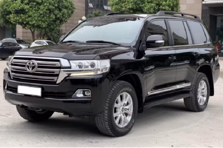 Từ trước đến nay, cái tên Toyota Land Cruiser luôn được xem là dòng xe bán chạy hàng đầu trong phân khúc SUV full size thương hiệu phổ thông. Land Cruiser được nhiều khách hàng Việt có điều kiện kinh tế khá giả nhưng không thích phô trương lựa chọn bởi vận hành bền bỉ, chi phí bảo dưỡng hợp lý và giữ giá.