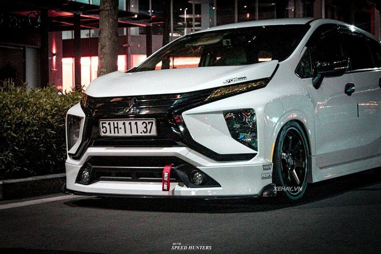 Các trang bị đáng chú ý mà chủ xe Xpander này đã mạnh tay chi tiền bao gồm bộ phuộc hơi, để giúp xe có thể hạ gầm sát đất mỗi khi đỗ.