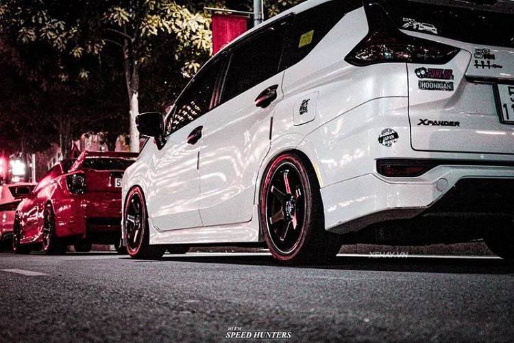 Phần đầu xe được trang bị bộ lip carbon khiến chiếc xe càng trở nên hầm hố, đi kèm với nắp capo được cố tình lắp đặt không khít phía trên để gió có thể lùa vào làm mát tự nhiên cho khoang động cơ.