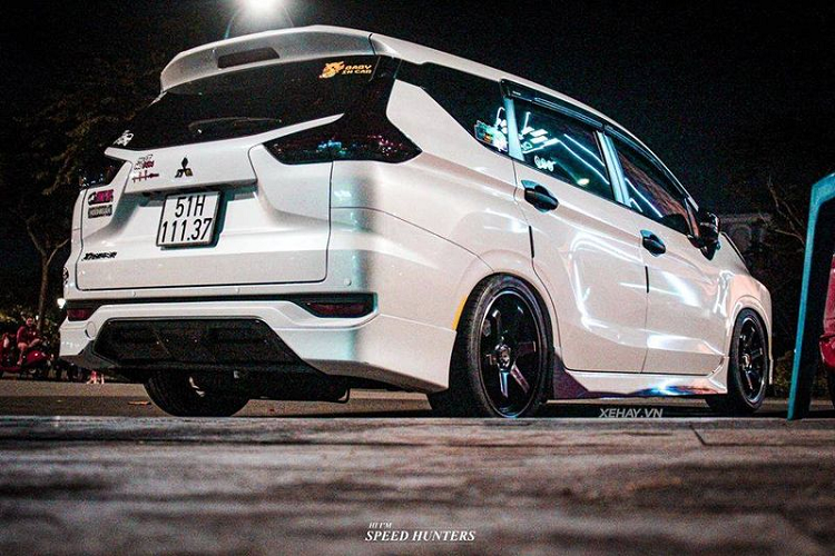 Bộ mâm TE37 mà chiếc Mitsubishi Xpander độ khủng này đang sở hữu là thứ đồ chơi được dân chơi xe độ trên thế giới rất ưa chuộng và nó thường được độ trên những xe JDM.