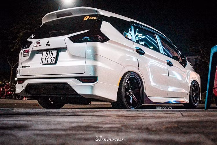 Bộ mâm TE37 mà chiếc Mitsubishi Xpander độ khủng này đang sở hữu là thứ đồ chơi được dân chơi xe độ trên thế giới rất ưa chuộng và nó thường được độ trên những xe JDM.