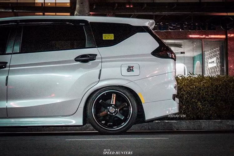 Và với phong cách độ xe hầm hố, chiếc xe luôn tạo sự chú ý của công chúng mỗi khi xuất hiện