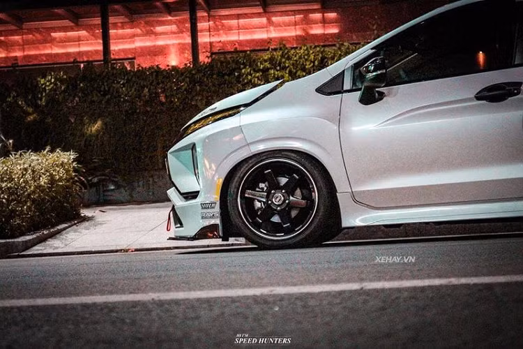 Riêng bộ mâm và vài thứ đơn giản kia cũng đã ngốn của chủ xe không ít tiền.