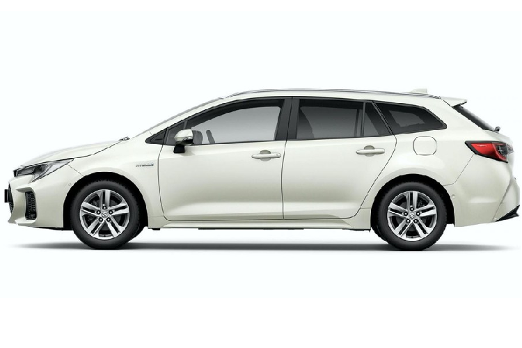So với Toyota Corolla Touring Sports, Suzuki Swace thế hệ mới gần như giống hệt từ trong ra ngoài, trừ logo nhà sản xuất và mặt ca-lăng phía trước. Ngay cả kích thước của tân binh nhà Suzuki cũng chẳng khác gì Toyota Corolla Touring Sports.