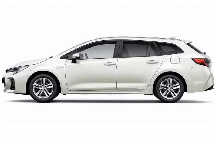So với Toyota Corolla Touring Sports, Suzuki Swace thế hệ mới gần như giống hệt từ trong ra ngoài, trừ logo nhà sản xuất và mặt ca-lăng phía trước. Ngay cả kích thước của tân binh nhà Suzuki cũng chẳng khác gì Toyota Corolla Touring Sports.