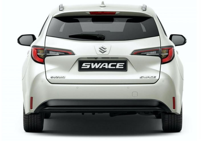 Nội thất của Suzuki Swace 2021 giống hệt Toyota Corolla Touring Sports, trừ logo trên vô lăng. Nguồn cung cấp sức mạnh cho Suzuki Swace 2021 là hệ truyền động hybrid, bao gồm máy xăng 4 xi-lanh, dung tích 1,8 lít, tạo ra công suất tổng cộng 120 mã lực.