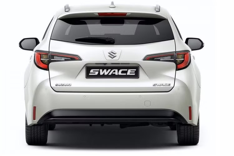 Nội thất của Suzuki Swace 2021 giống hệt Toyota Corolla Touring Sports, trừ logo trên vô lăng. Nguồn cung cấp sức mạnh cho Suzuki Swace 2021 là hệ truyền động hybrid, bao gồm máy xăng 4 xi-lanh, dung tích 1,8 lít, tạo ra công suất tổng cộng 120 mã lực.
