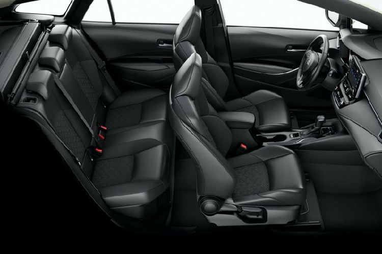 Theo đó, Suzuki Swace 2021 sở hữu chiều dài 2.700 m nên có khoảng duỗi chân dành cho hàng ghế sau được khẳng định là rộng nhất phân khúc. Ngoài ra, xe còn có khoang hành lý với thể tích 598 lít.