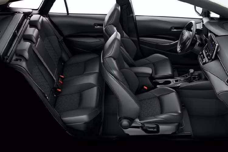 Theo đó, Suzuki Swace 2021 sở hữu chiều dài 2.700 m nên có khoảng duỗi chân dành cho hàng ghế sau được khẳng định là rộng nhất phân khúc. Ngoài ra, xe còn có khoang hành lý với thể tích 598 lít.