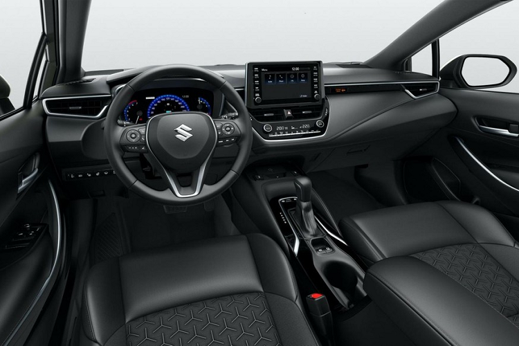 Tương tự Toyota Corolla Touring Sports, Suzuki Swace 2021 cũng có đèn pha LED tích hợp đèn LED định vị ban ngày, đèn hậu LED và vành với đường kính từ 17 - 18 inch. Thêm vào đó là cửa cốp sau mở đá chân khá tiện dụng.