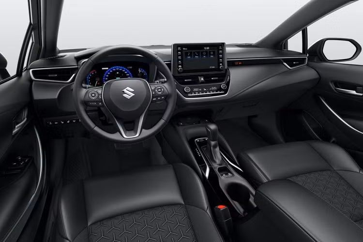 Tương tự Toyota Corolla Touring Sports, Suzuki Swace 2021 cũng có đèn pha LED tích hợp đèn LED định vị ban ngày, đèn hậu LED và vành với đường kính từ 17 - 18 inch. Thêm vào đó là cửa cốp sau mở đá chân khá tiện dụng.