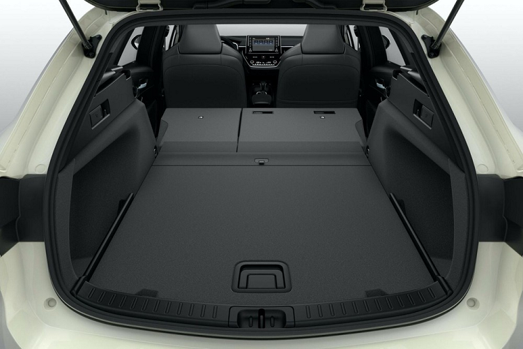 Bên trong xe có những trang bị đáng chú ý như ghế trước thể thao, bảng đồng hồ tích hợp màn hình đa thông tin, màn hình hiển thị thông tin kính lái có màu 10 inch, màn hình thông tin giải trí 8 inch, sạc điện thoại thông minh không dây, cửa sổ trời toàn cảnh Panorama 2 mảnh và gương chiếu hậu chống chói.