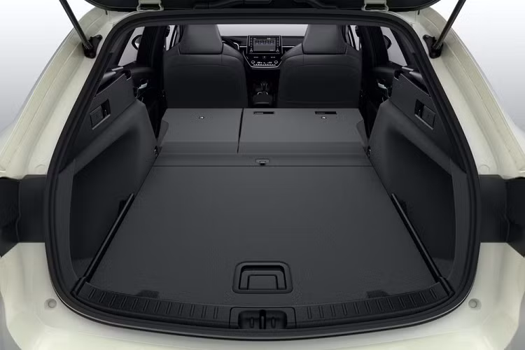 Bên trong xe có những trang bị đáng chú ý như ghế trước thể thao, bảng đồng hồ tích hợp màn hình đa thông tin, màn hình hiển thị thông tin kính lái có màu 10 inch, màn hình thông tin giải trí 8 inch, sạc điện thoại thông minh không dây, cửa sổ trời toàn cảnh Panorama 2 mảnh và gương chiếu hậu chống chói.