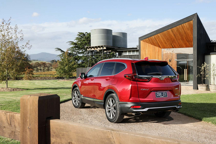 Bên trong cabin, Honda CR-V 2021 trang bị bảng điều khiển trung tâm được thiết kế lại với các tính năng lưu trữ và tiện ích được cải thiện, giúp truy cập dễ dàng hơn vào điện thoại và cổng USB. Một số biến thể nhất định cũng nhận được sạc không dây và chức năng đá cốp.