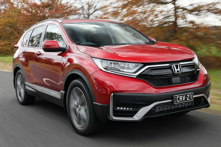 Nâng cấp quan trọng trên Honda CR-V 2021 mới tại thị trường Úc là toàn bộ các phiên bản trang bị động cơ 1.5L VTEC đều sẽ sở hữu công nghệ an toàn Honda SENSING với các tính năng hỗ trợ người lái tiên tiến nhất. Trong khi đó, CR-V 2020 lắp ráp tại Việt Nam cũng trang bị công nghệ an toàn Honda SENSING - lần đầu tiên ứng dụng tại Việt Nam.