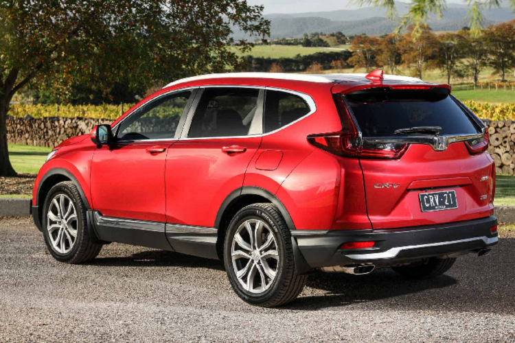 Về ngoại hình, Honda CR-V thế hệ mới được cập nhật với các chi tiết ngoại thất mới mẻ hơn bao gồm cản trước và sau xe được tinh chỉnh lại, lưới tản nhiệt sơn đen với viền chrome bên trên.