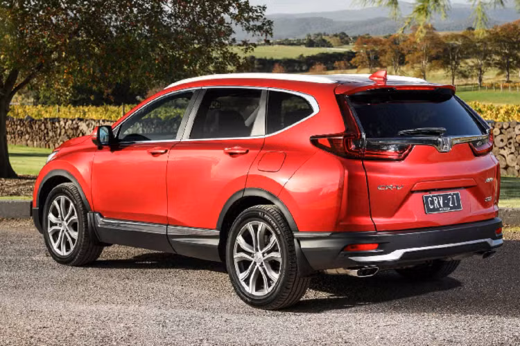 Về ngoại hình, Honda CR-V thế hệ mới được cập nhật với các chi tiết ngoại thất mới mẻ hơn bao gồm cản trước và sau xe được tinh chỉnh lại, lưới tản nhiệt sơn đen với viền chrome bên trên.