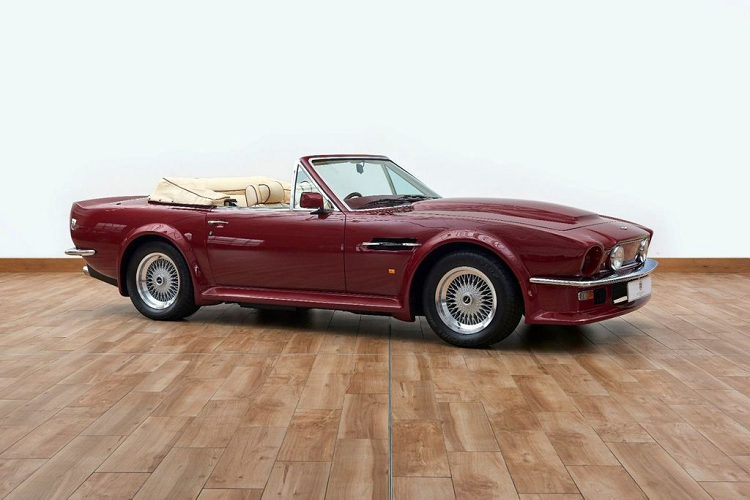 Chiếc Aston Martin V8 Volante 1988, một trong những chiếc xe yêu thích của cựu danh thủ David Beckham, đang được rao bán trên trang AutoTrader với mức giá 548.808 USD. Ngôi sao bóng đá từng thi đấu cho Manchester United, Real Madrid, LA Galaxy và PSG đã mua lại nó vào năm 2003, chiếc xe này từng được Beckham mang sang Tây Ban Nha trong thời gian thi đấu ở Real Madrid.