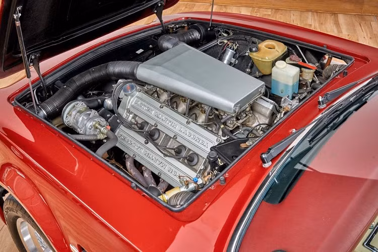 Bên dưới nắp ca-pô là khối động cơ V8 có công suất 243 mã lực, giúp xe tăng tốc 0-96 km/h trong 5,2 giây trước khi đạt tốc độ tối đa 270 km/h.