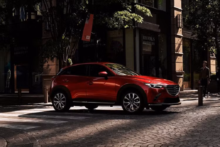 Mazda CX-30 có giá bán khởi điểm 22.945 USD, phiên bản Premium trang bị hệ dẫn động AWD có giá bán 29.600 USD. Đối với CX-3, phiên bản 2019 có giá bán từ 20.390-27.145 USD nhưng sẽ cắt giảm cấu hình xe đối với phiên bản 2020 để bảo đảm doanh số cho đàn anh CX-30.
