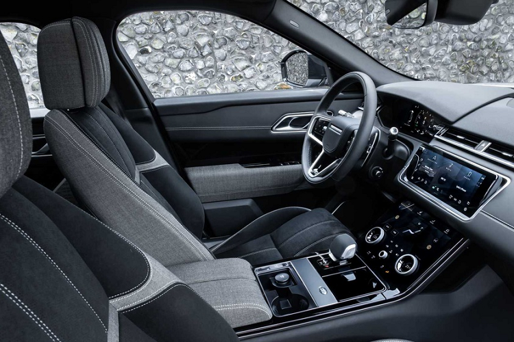 Về kiểu dáng, nội/ngoại thất của Range Rover Velar 2021 gần như không thay đổi, ngoại trừ vô-lăng được tái thiết kế và cần số mới thay cho núm xoay của đời xe trước.