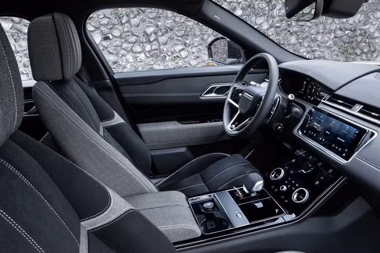 Về kiểu dáng, nội/ngoại thất của Range Rover Velar 2021 gần như không thay đổi, ngoại trừ vô-lăng được tái thiết kế và cần số mới thay cho núm xoay của đời xe trước.