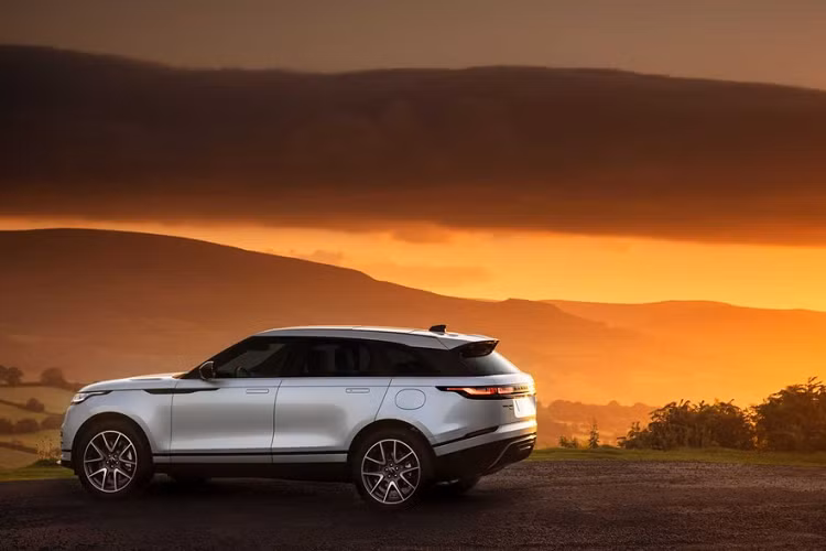 Động cơ tăng áp cuộn kép 3.0L 6 xy-lanh đi kèm hệ thống lai nhẹ (mild-hybrid) 48 V là lựa chọn mới dành cho Velar 2021, với 2 mức hiệu năng khác nhau. Phiên bản Velar P340 có công suất 335 mã lực, mô-men xoắn 480 Nm. Bản Velar P400 mạnh hơn, mang tới công suất 395 mã lực, mô-men xoắn 550 Nm và khả năng tăng tốc 0-96 km/h trong 5,2 giây.