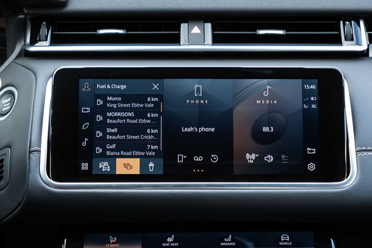 Bản đồ và các ứng dụng có sẵn khác của Pivi Pro sở hữu giao diện chi tiết và cung cấp nhiều thông tin hơn. Đây cũng là lần đầu tiên một mẫu xe Land Rover tích hợp sẵn ứng dụng nghe nhạc Spotify. Ngoài ra, hệ thống này cũng có khả năng nhận bản cập nhật trực tuyến (OTA) và hỗ trợ 2 thiết bị kết nối cùng lúc.